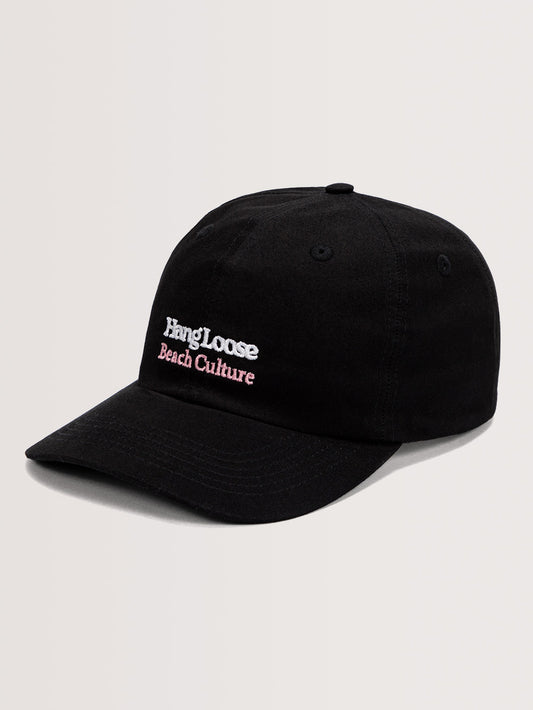 Boné aba curva preto com bordado "Hang Loose Beach Culture" em branco e rosa, destacando estilo casual. Fundo claro minimalista realça o acessório.