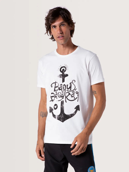 Homem vestindo camiseta estampada off white Hang Loose Bagus Bagarai. A peça possui uma grande arte frontal com a escrita "Bagus Bagarai" e uma âncora.