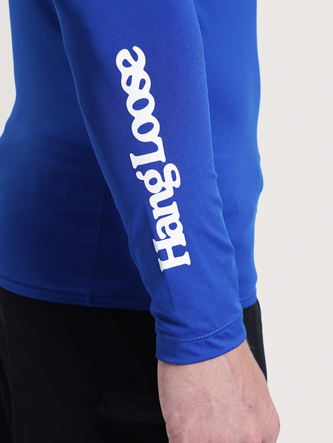 Imagem da lateral do braço da camiseta surf manga longa azul, com escrita "Hang Loose" em branco.