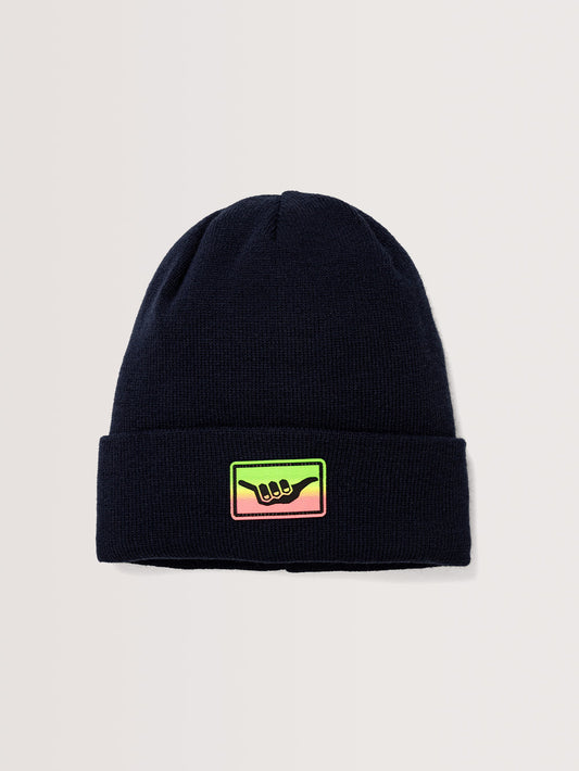Gorro azul marinho com dobra larga e detalhe bordado de mão "shaka" em verde neon e rosa com bordas pretas. Fundo claro destaca o acessório casual.