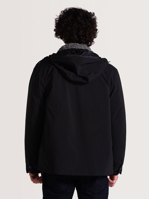 Homem de costas vestindo uma jaqueta pesada preta 3 em 1 com capuz ajustável e gola forrada de material aconchegante