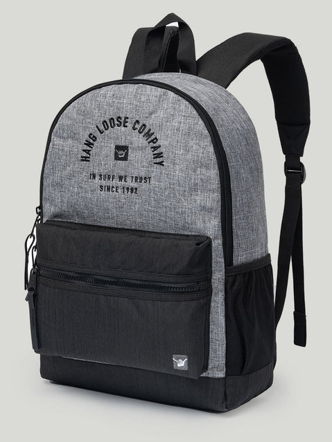 Mochila Hang Loose com design bicolor, bolsos frontais e laterais, estampa “In Surf We Trust” e alças reforçadas. Prática para o dia a dia e aventuras.