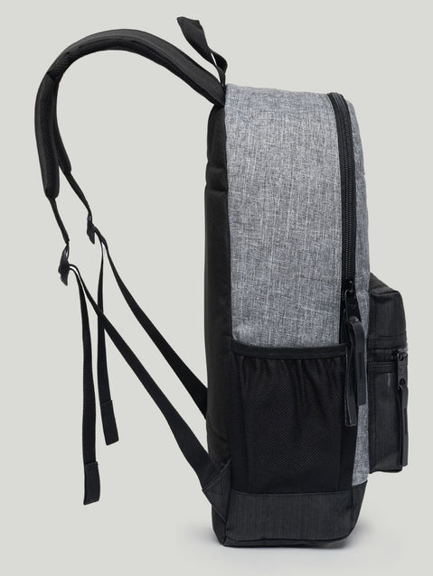 Mochila Hang Loose cinza e preta com alças ajustáveis, bolso lateral telado e ótimo espaço interno. Ideal para rotina urbana e rolês com estilo.