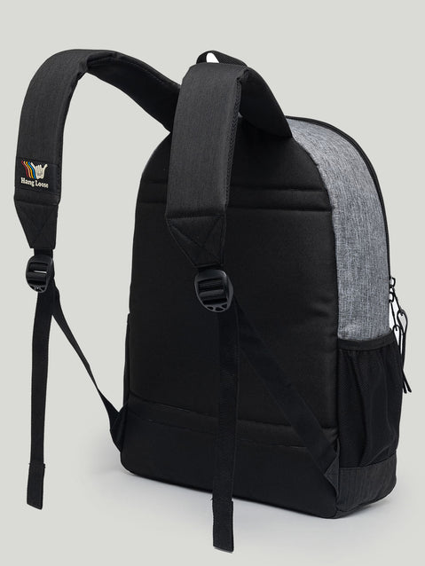 Costas acolchoadas, alças largas com logo Hang Loose e tecido resistente. Uma mochila confortável e estilosa para o corre do dia a dia.