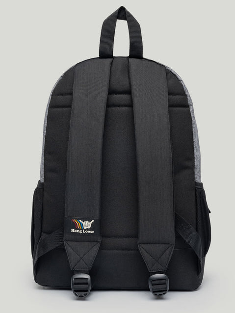 Costas estruturadas, alças reforçadas e logo bordado. Essa mochila Hang Loose entrega conforto e praticidade pra te acompanhar em qualquer rolê.