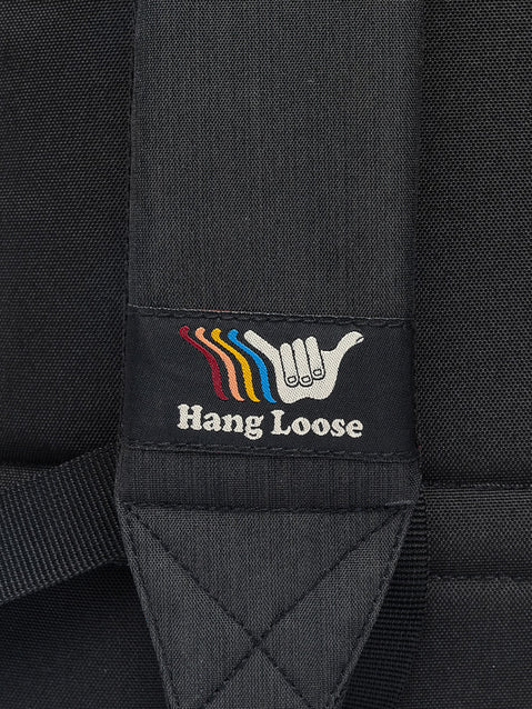 Detalhe das alças com o clássico logo Hang Loose bordado em destaque. Um toque autêntico que mostra seu estilo surfwear até nas pequenas coisas.