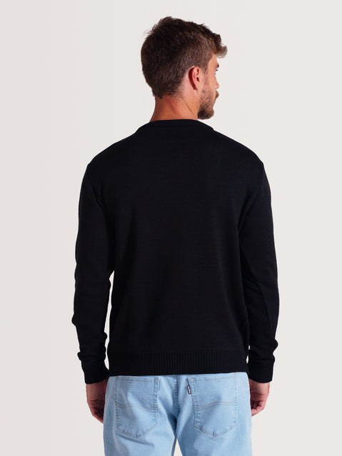 Homem de costas vestindo tricot preto de manga longa com barra ajustada, combinado com uma calça jeans clara.