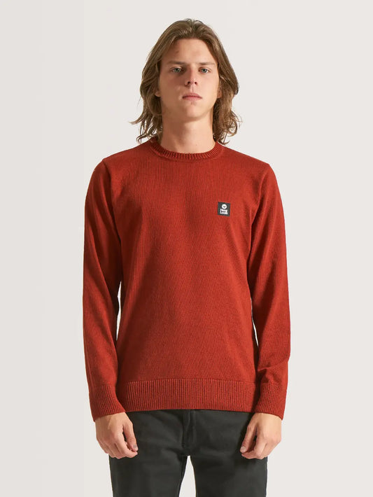 Modelo vestindo tricot terracota da Hang Loose. Peça possui tecido canelado e pequena etiqueta da marca costurada no peito esquerdo.