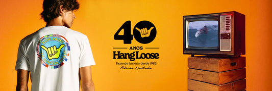 Fundo laranja gradiente, modelo com camisa da coleção 40 anos Hang Loose e televisão antiga.