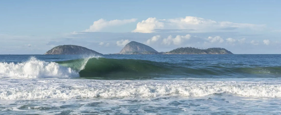 Ondas quebrando no Rio de Janeiro