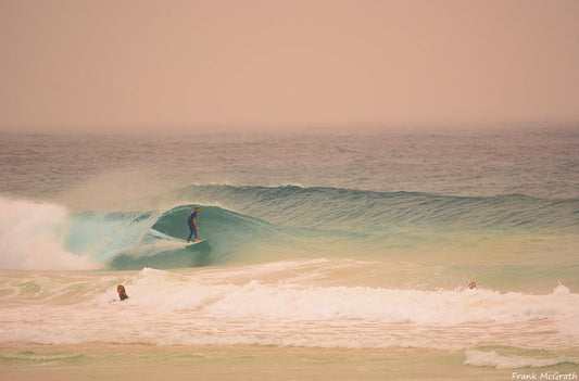 Pessoa praticando surf em onda