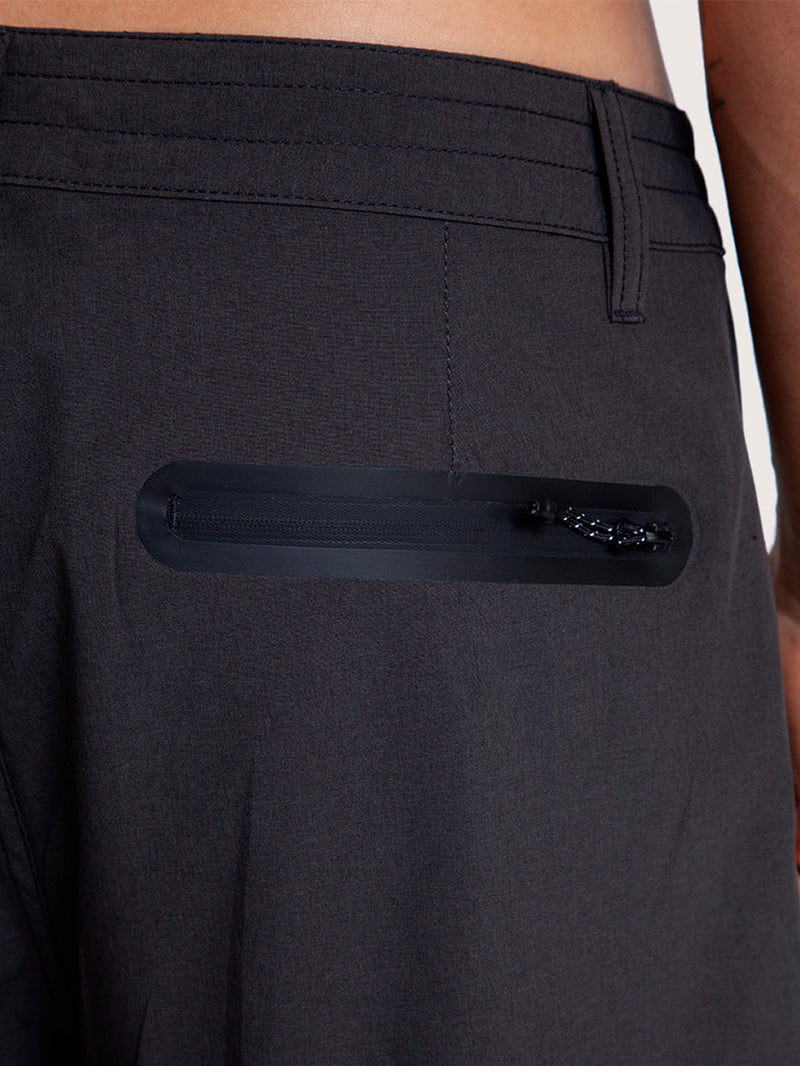 Bermuda Híbrida Hang Loose Zippy Preta com Bolsos em Zíper