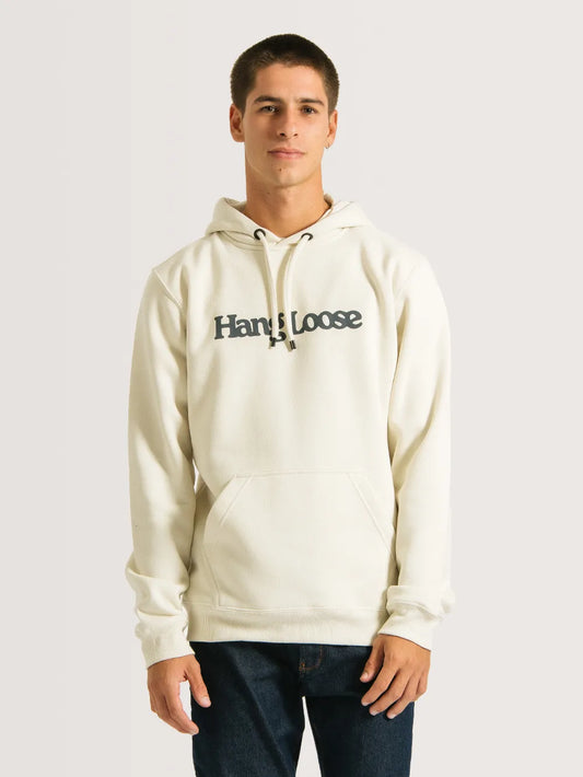 Modelo vestindo blusa moletom canguru off white. A peça possui o nome da marca em cinza na parte frontal. 