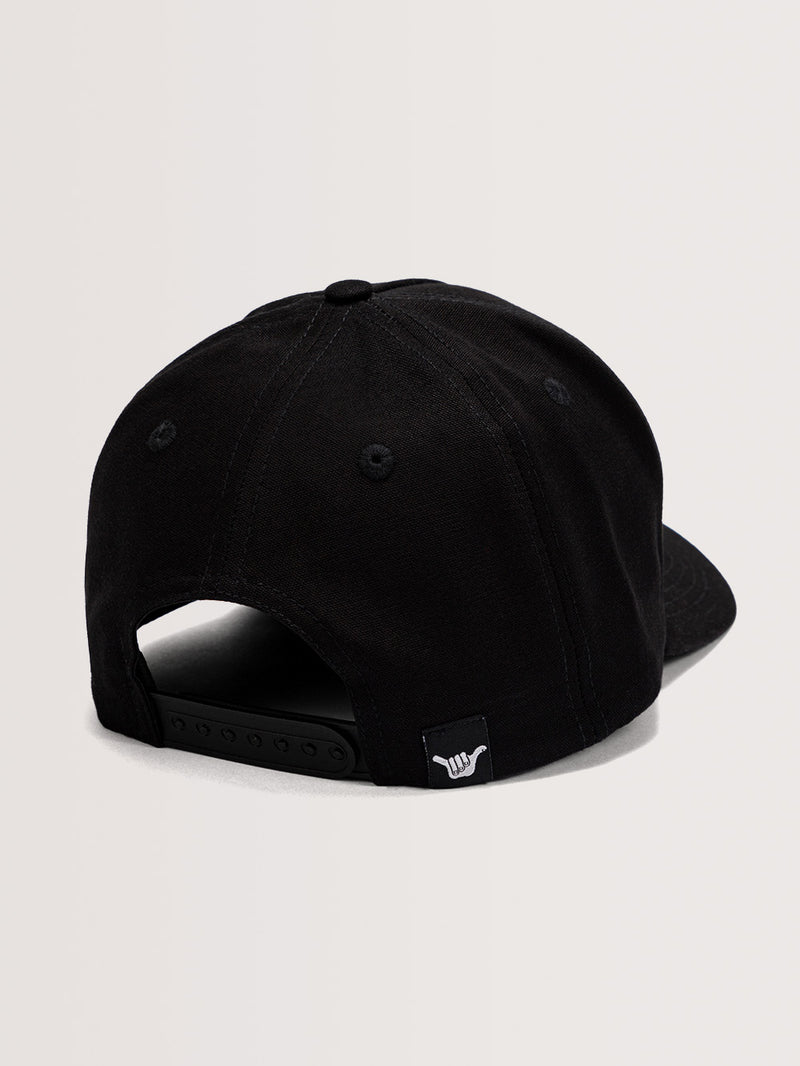Boné aba curva preto sarja visto de trás, com ajuste na cor preta e etiqueta com símbolo branco. Fundo claro destaca o design minimalista do acessório.
