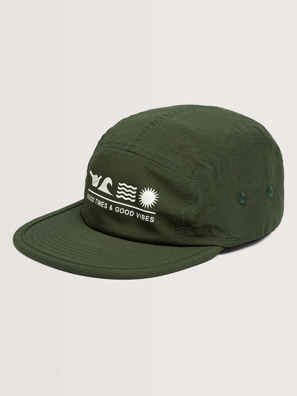 Boné aba reta estilo five panel verde militar com mensagem "Good Times & Good Vibes" e símbolos de shaka, ondas e sol, transmitindo uma vibe positiva e descontraída.