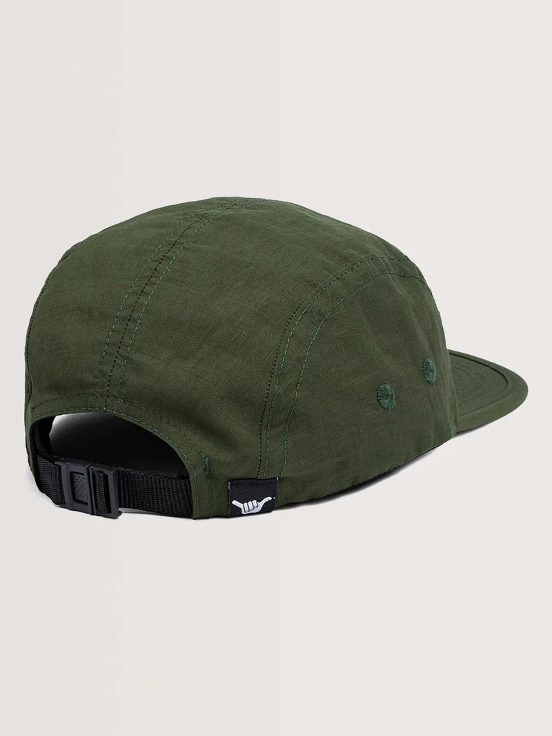 Parte de trás do boné verde militar. Modelo ajustável com aba reta e fechamento em fivela, ideal para looks casuais e atividades ao ar livre.