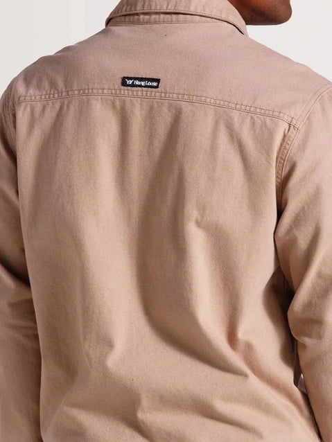 Parte de trás da camisa sarja manga longa da Hang Loose. Destaque para etiqueta preta e branca da marca nas costas.