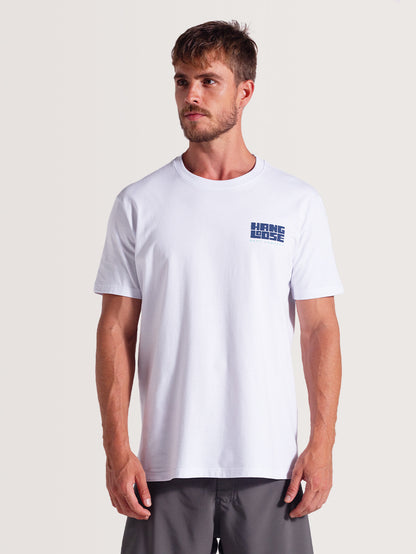 Camiseta branca manga curta com design minimalista. Visual limpo e versátil, ideal para diversas ocasiões casuais.