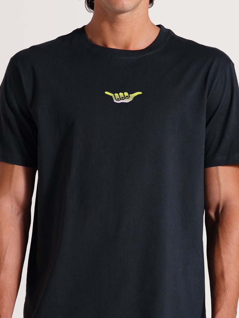 Camiseta cinza chumbo manga curta com estampa minimalista de mão fazendo o gesto "Hang Loose" em verde-limão no centro do peito.