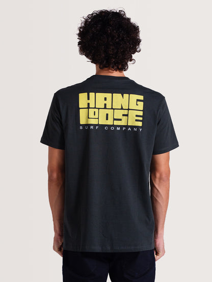Camiseta cinza manga curta com estampa grande em amarelo "Hang Loose Surf Company" nas costas. Visual casual e descontraído.