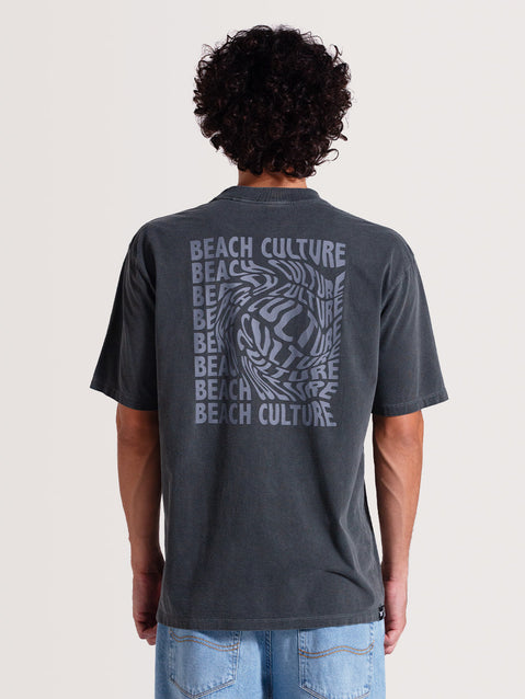 Homem de costas vestindo camiseta cinza manga longa com estampa nas costas escrita "BEACH CULTURE" repetida em azul, formando um efeito ondulado, em fundo claro.