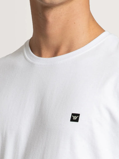 Detalhe do pequeno símbolo shaka no peito esquerdo da camiseta especial Hang Loose classic.