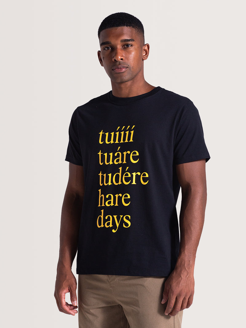 magem de uma camiseta preta de manga curta feita de algodão, com design simples e casual. O tecido tem uma textura suave e é ideal para looks descontraídos e confortáveis.
