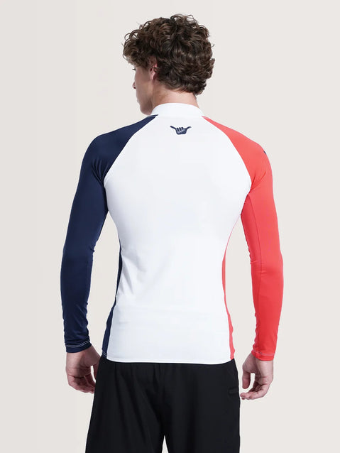 Parte de trás da camiseta surf manga longa branca. Destaque para símbolo da marca na parte superior e braços da peça na cor azul marinho e vermelho.
