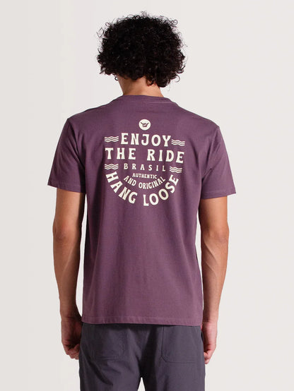 Parte de trás da camiseta violeta manga curta Com logo shaka e escrita "Enjoy The Ride, Authentic and Original Hang Loose" em branco. Design moderno.