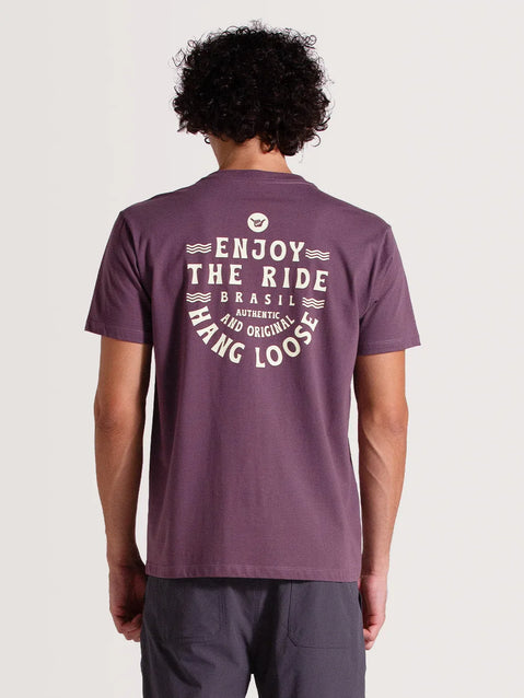 Parte de trás da camiseta violeta manga curta Com logo shaka e escrita "Enjoy The Ride, Authentic and Original Hang Loose" em branco. Design moderno.
