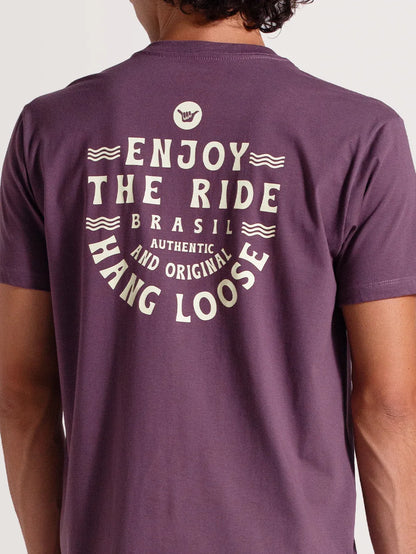 Close da arte traseira com escritas em branco e símbolo shaka.