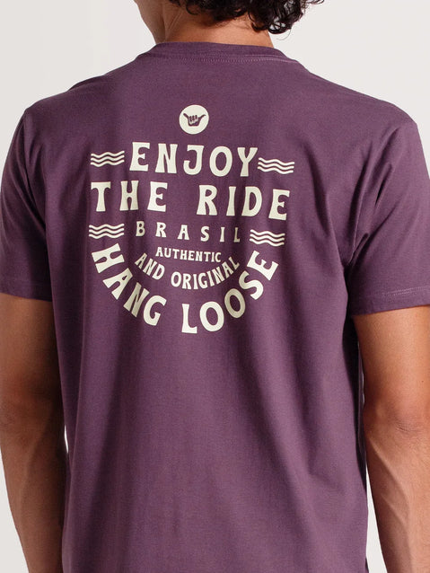 Close da arte traseira com escritas em branco e símbolo shaka.