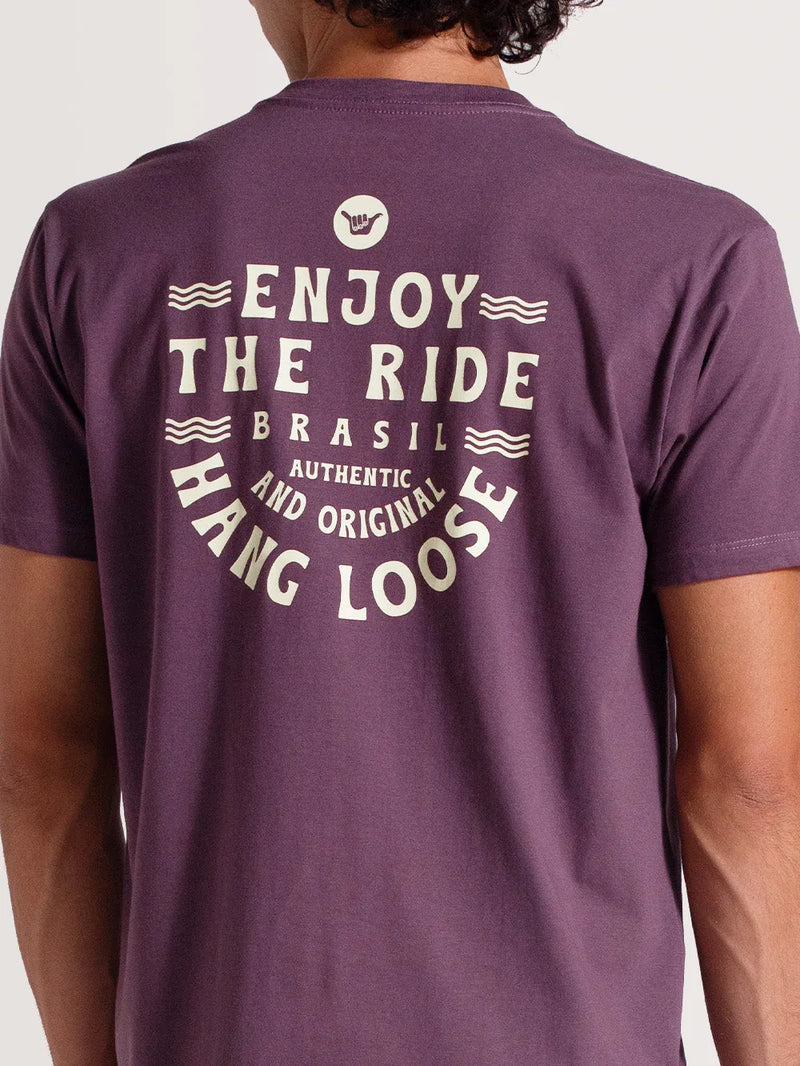 Close da arte traseira com escritas em branco e símbolo shaka.