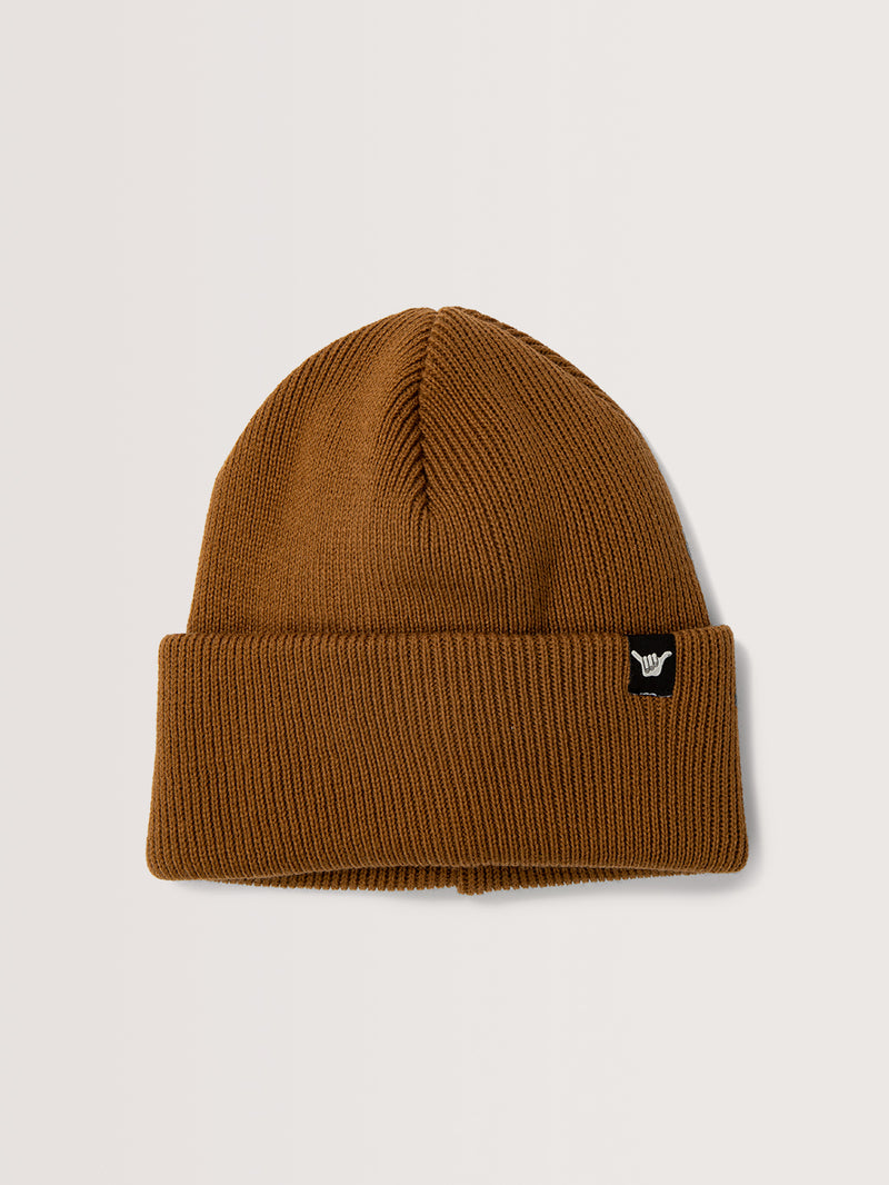 Gorro ocre com dobra na base, confeccionado em malha canelada, com pequeno emblema preto lateral de detalhe. Design simples e moderno.