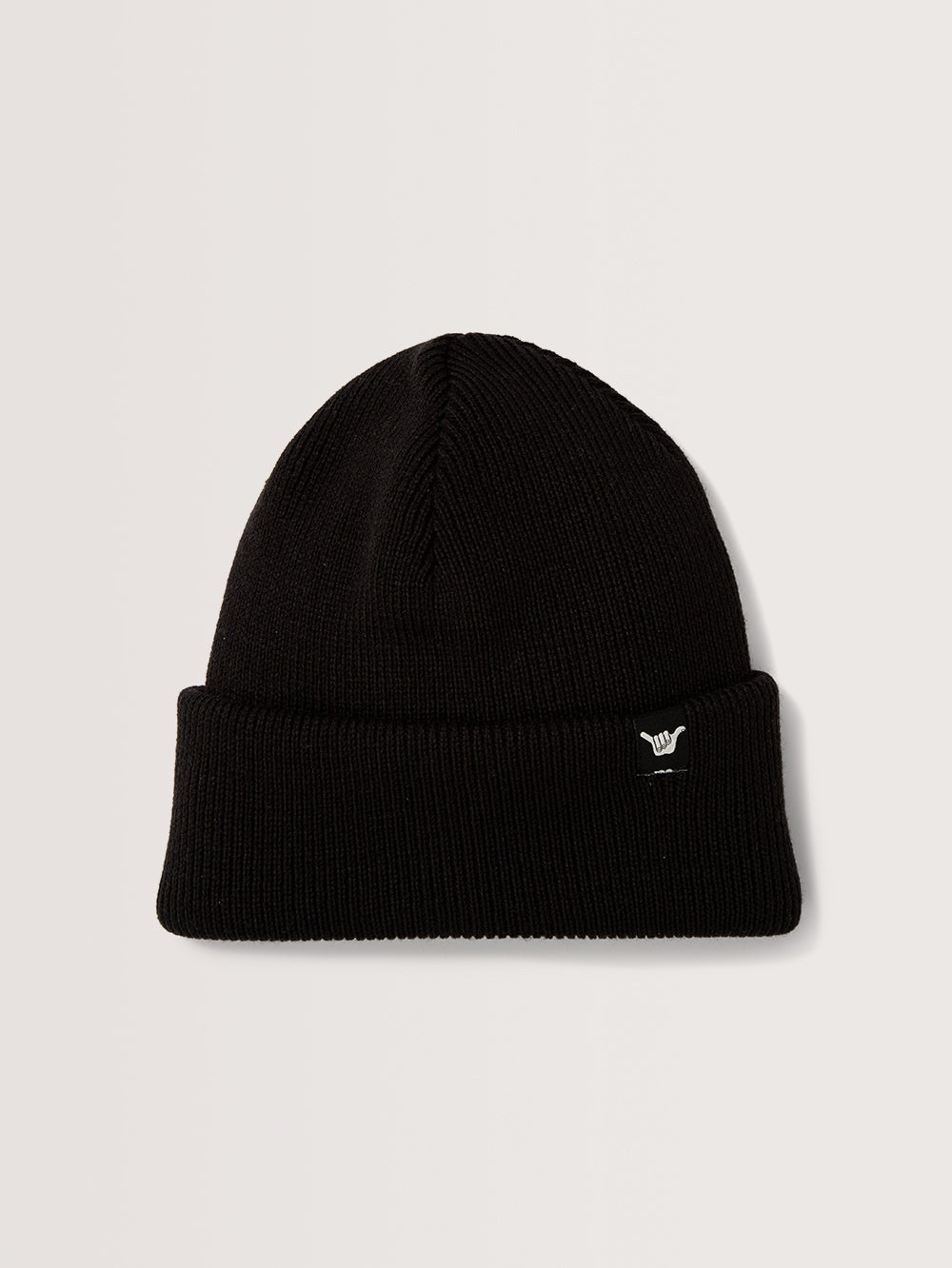 Gorro preto de malha canelada, com dobra ajustável na base e detalhe de patch lateral preto com símbolo branco Hang Loose estilizado.