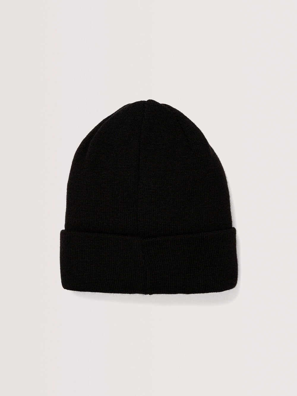 Parte de trás do gorro preto typo de malha simples com dobra ajustável na base, design minimalista sem estampas ou detalhes visíveis. Ideal para clima frio.
