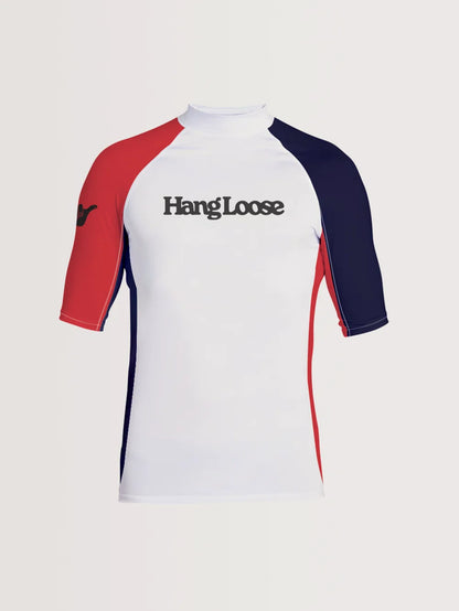 Lycra Hang Loose Oahu Branca manga curta com braço direito na cor vermelha e símbolo shaka e braço direito em azul. "Hang Loose" escrito na frente.