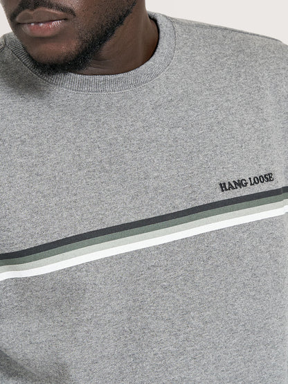 Detalhe do moletom careca cinza com faixa listrada e logo da Hang Loose, destacando o design moderno e casual.