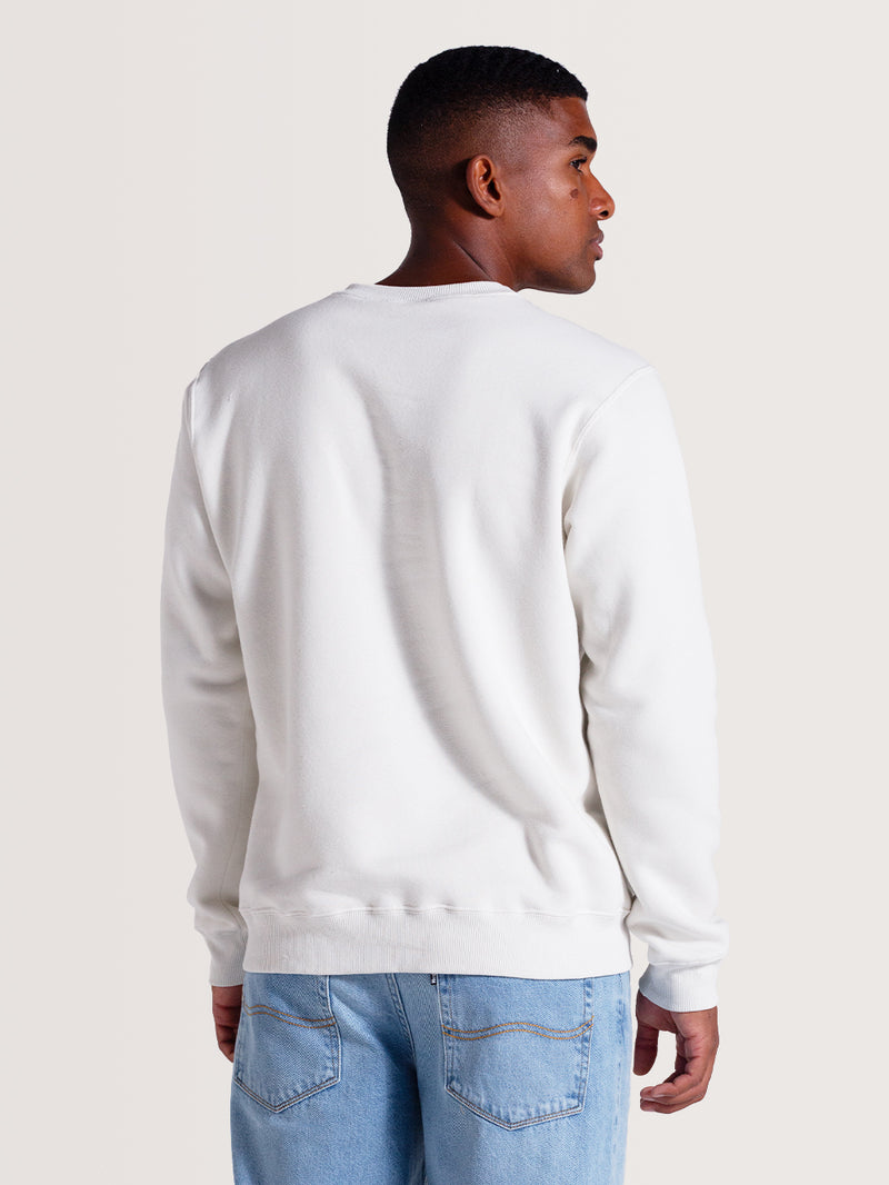 Homem de costas vestindo moletom careca off white felpado com gola redonda, tecido liso e corte casual. Combinado com calça jeans azul clara.