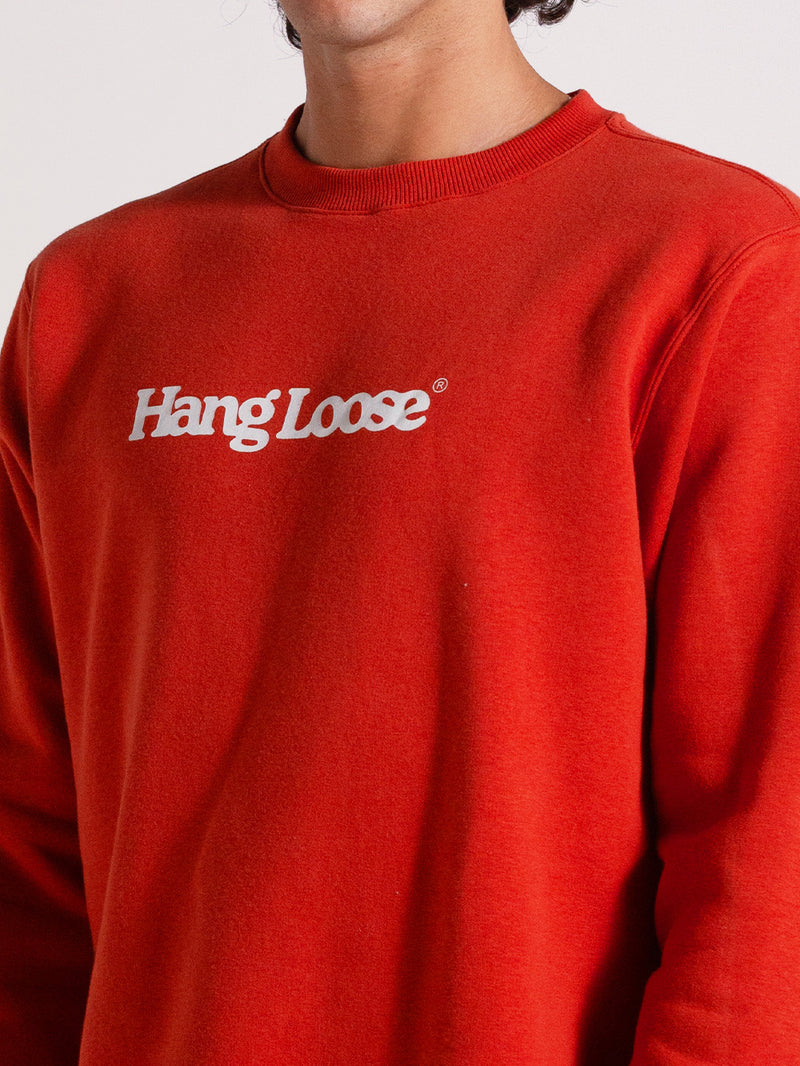 Close do moletom careca vermelho felpado com gola redonda e estampa frontal "Hang Loose" em branco. Tecido liso e modelagem casual.