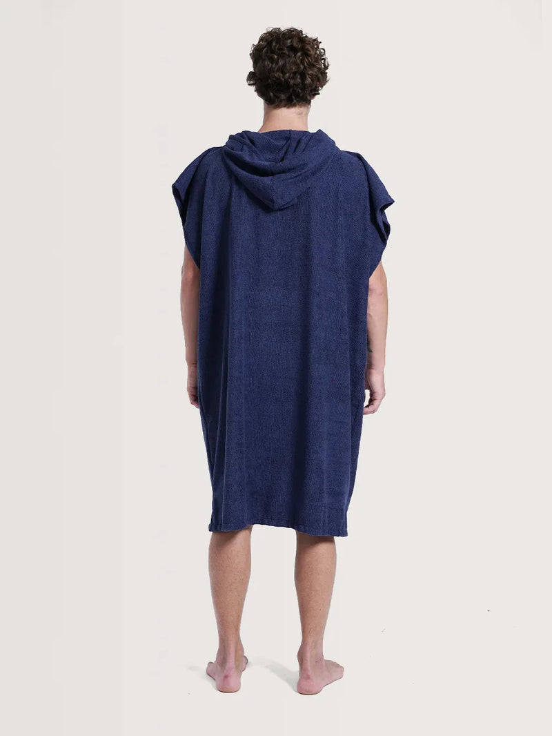Parte de trás do poncho surf da Hang Loose, a peça possui a cor azul.