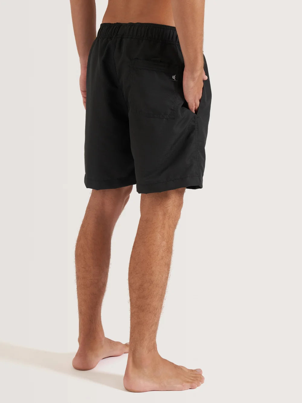 Parte de trás do short preto da Hang Loose. A peça possui bolso traseiro do lado direito.