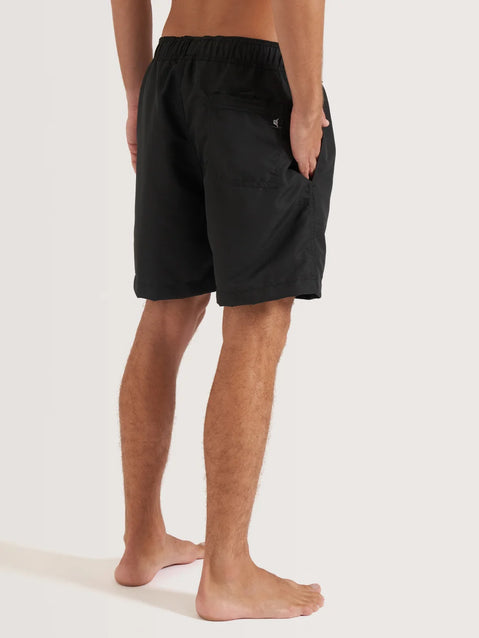 Parte de trás do short preto da Hang Loose. A peça possui bolso traseiro do lado direito.