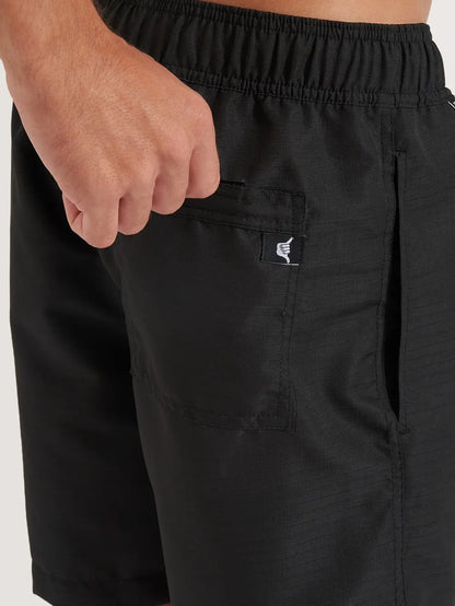 Imagem do bolso traseiro do short preto. A peça também conta com bolsos laterais.