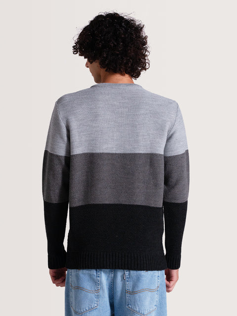 Homem de costas vestindo um tricot cinza com listras horizontais em tons de cinza e preto. Modelo de textura suave e corte reto.