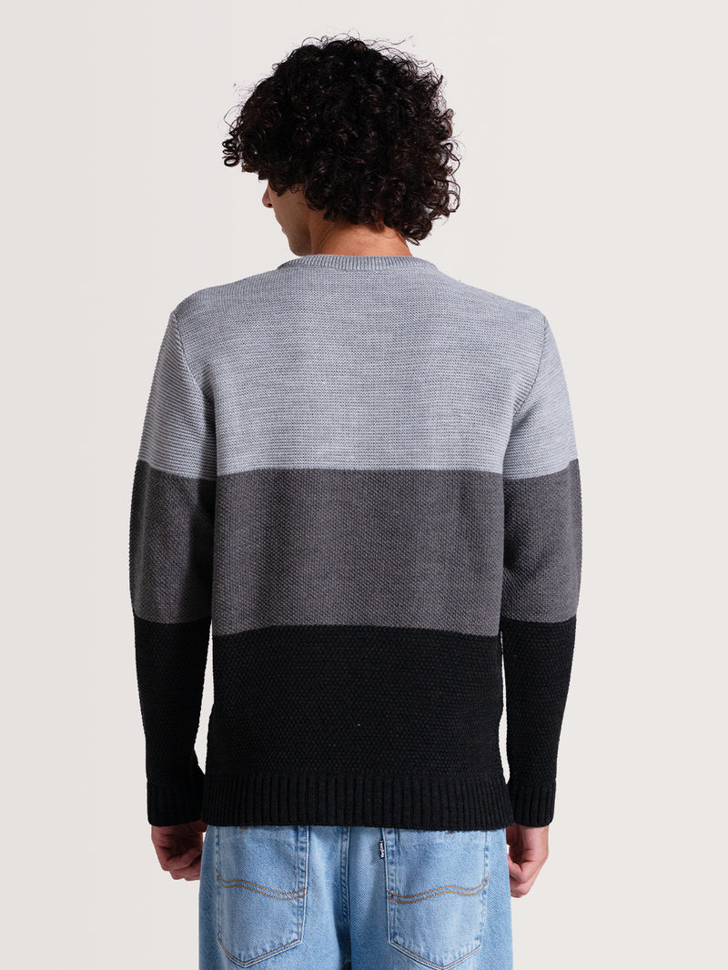 Homem de costas vestindo um tricot cinza com listras horizontais em tons de cinza e preto. Modelo de textura suave e corte reto.